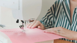 300 Built-in Stitches w/On Screen Presets